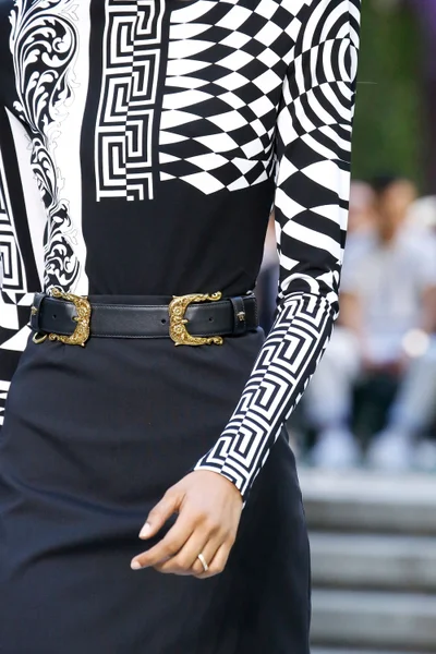Look 77